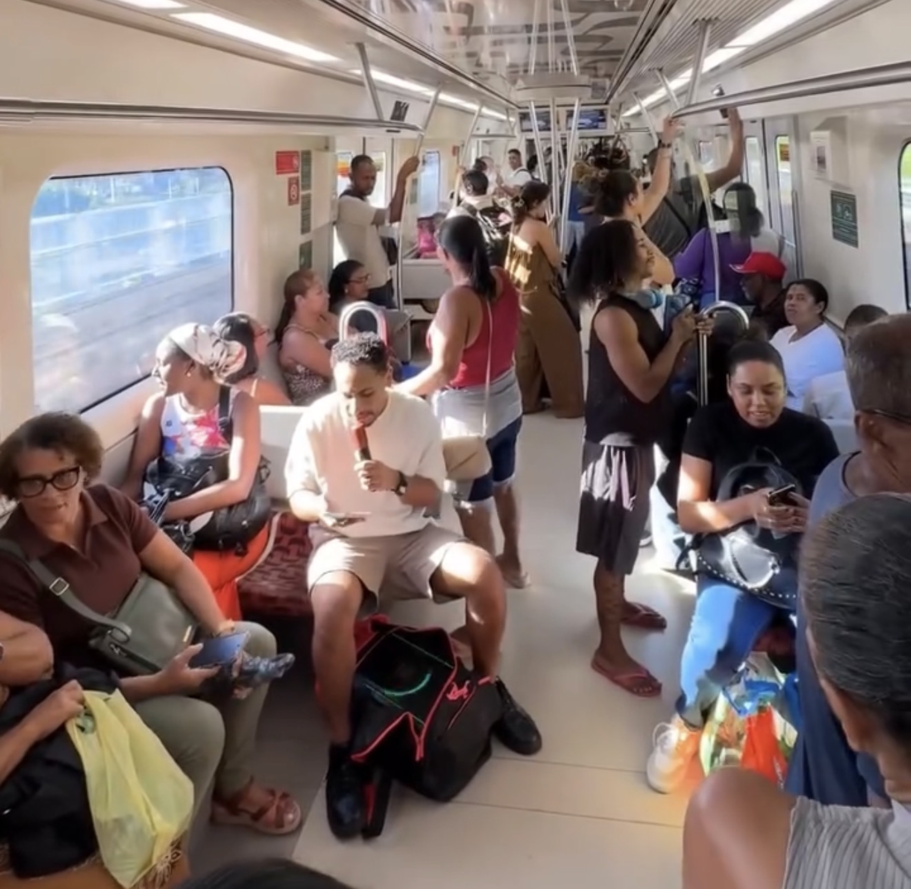 Cantor leva karaokê para o metrô de Salvador e transforma viagem em momento de alegria
