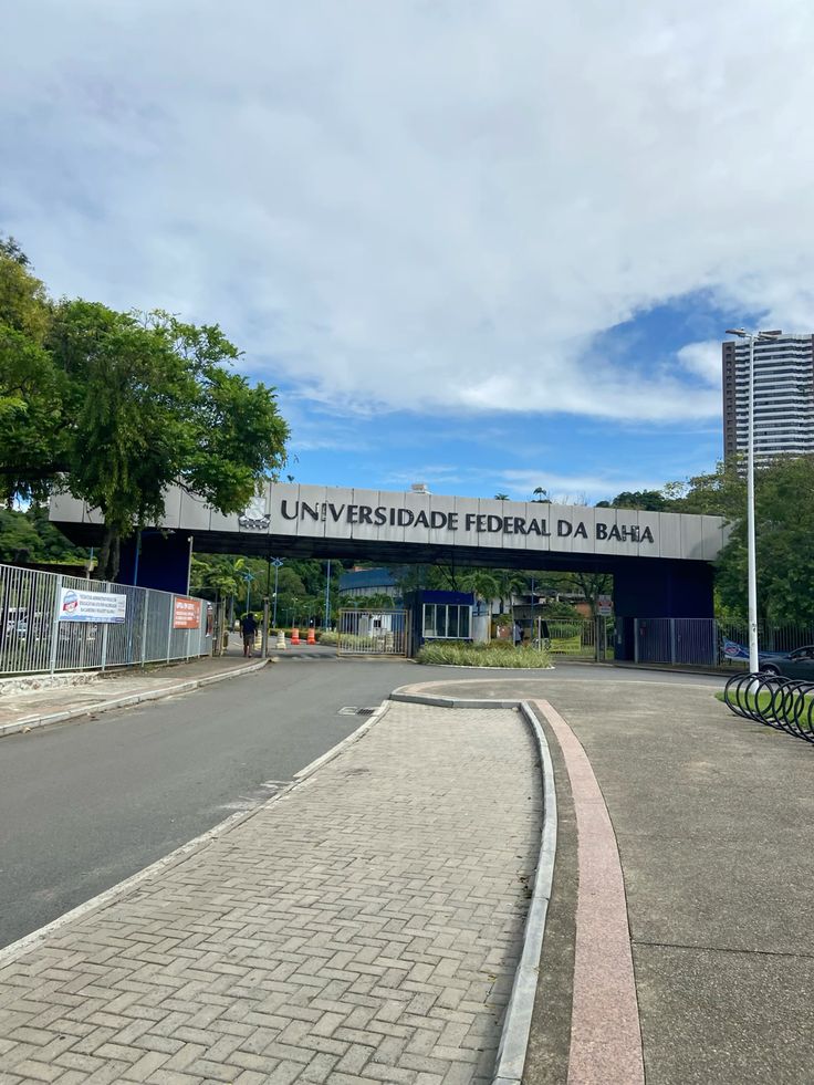 Jovens universitários enfrentam dificuldades em conciliar trabalho e a faculdade