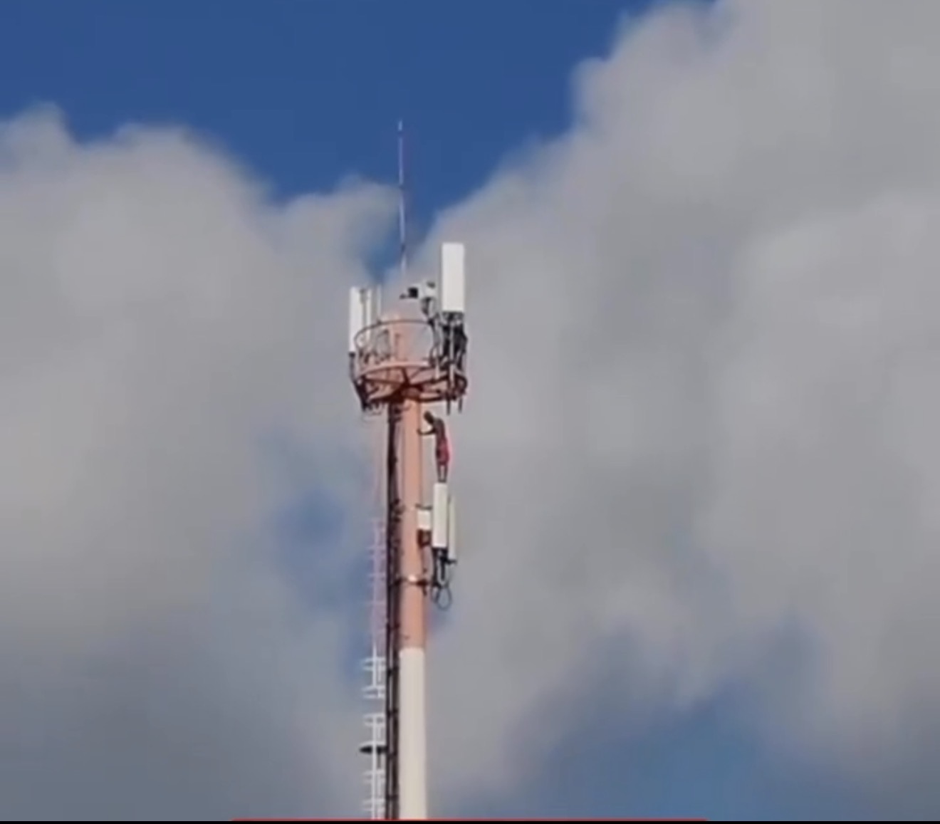 Homem é hospitalizado após subir em torre de telefonia no Caípe