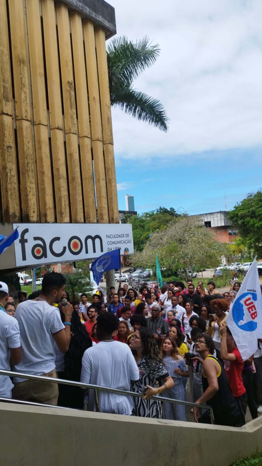 Estudantes da Facom-UFBA protestam após confusão com deputado Diego Castro, do PL