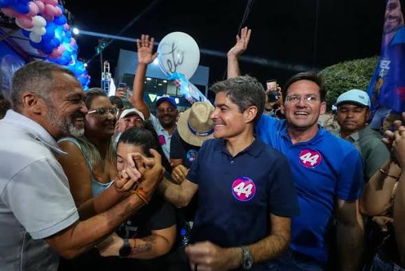 Candeias ferve com chegada de ACM Neto; multidão acompanha agenda política na cidade