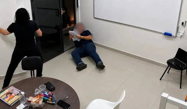 Professor de 23 anos é esfaqueado 9 vezes por aluno de 15 anos em Manaus