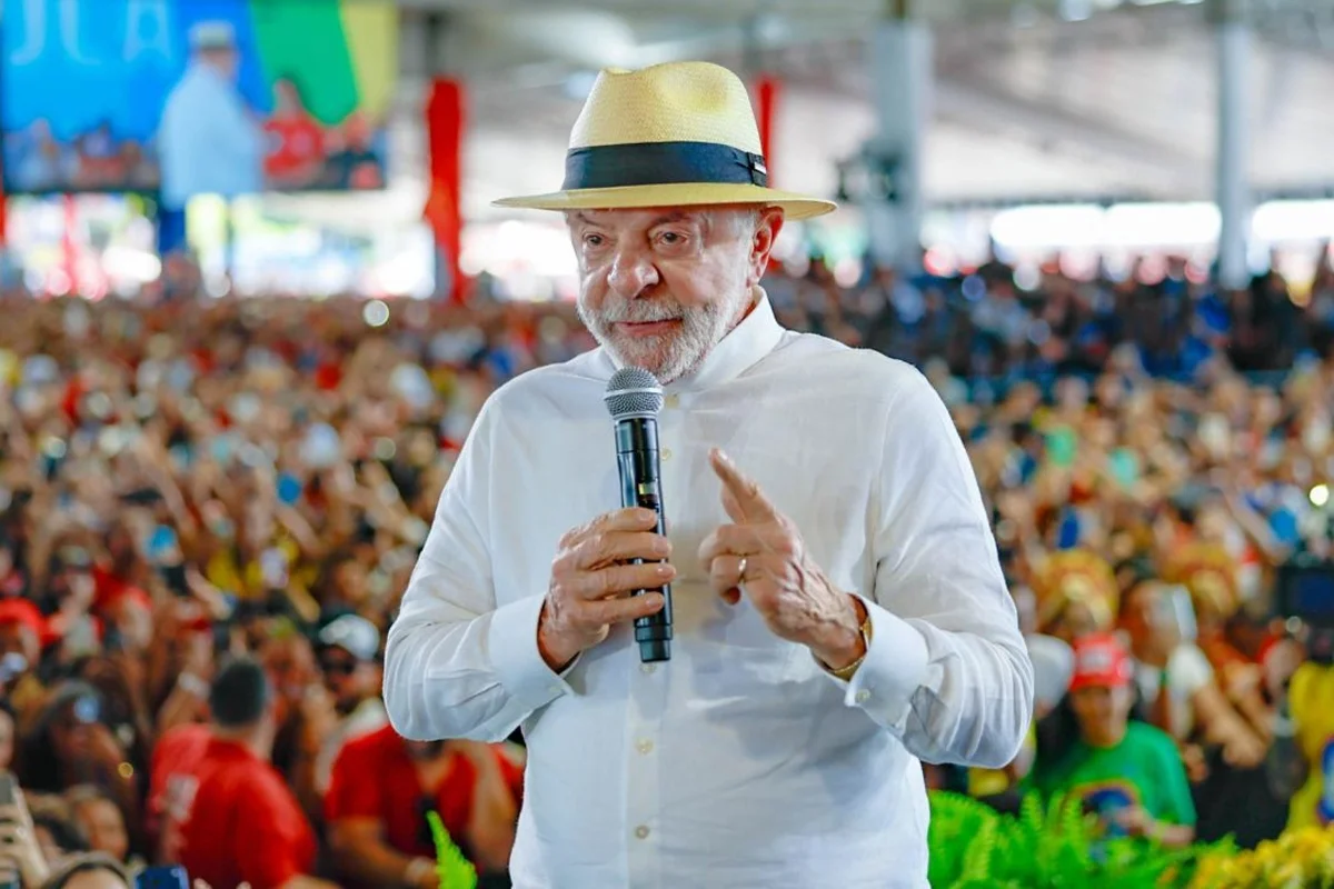 "Ninguém tem orgulho de ser gari"; Lula tem fala constrangedora em campanha por Belo Horizonte