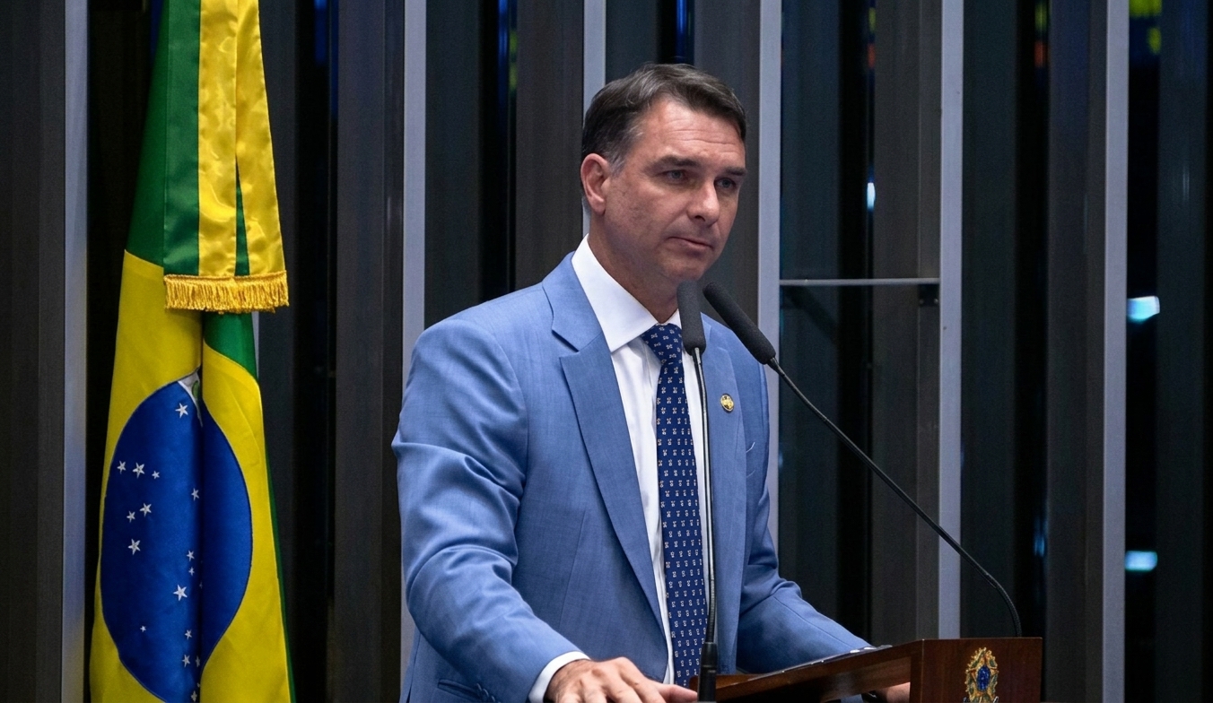 Flávio Bolsonaro pede impeachment imediato contra Alexandre de Moraes