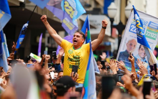 Flávio Bolsonaro refaz o caminho da facada do seu pai e lota as ruas em Minas